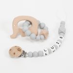 Conjunto chupetero personalizado y mordedor silicona MOMMA Gris. Sujetachupete silicona de grado alimentario libre de BPA, PVC, Ftalatos, cadmio y plomo. Pinza de madera y cordón de nylon de alta resistencia,bajo normativa europea EN12586:2007 (A1:2011) Mordedor de silicona de grado alimentario libre de BPA, PVC, Ftalatos, cadmio y plomo. Cordón de nylon de alta resistencia,bajo normativa europea EN12586:2007 (A1:2011) con figura de madera.