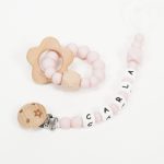 Conjunto chupetero personalizado y mordedor silicona MOMMA Rosa bebe-2. Sujetachupete silicona de grado alimentario libre de BPA, PVC, Ftalatos, cadmio y plomo. Pinza de madera y cordón de nylon de alta resistencia,bajo normativa europea EN12586:2007 (A1:2011) Mordedor de silicona de grado alimentario libre de BPA, PVC, Ftalatos, cadmio y plomo. Cordón de nylon de alta resistencia,bajo normativa europea EN12586:2007 (A1:2011) con figura de madera.