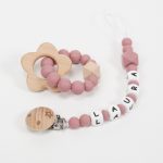 Conjunto chupetero personalizado y mordedor silicona MOMMA Rosa oscuro. Sujetachupete silicona de grado alimentario libre de BPA, PVC, Ftalatos, cadmio y plomo. Pinza de madera y cordón de nylon de alta resistencia,bajo normativa europea EN12586:2007 (A1:2011) Mordedor de silicona de grado alimentario libre de BPA, PVC, Ftalatos, cadmio y plomo. Cordón de nylon de alta resistencia,bajo normativa europea EN12586:2007 (A1:2011) con figura de madera.