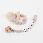 Conjunto chupetero personalizado y mordedor silicona MOMMA Rosa palo. Sujetachupete silicona de grado alimentario libre de BPA, PVC, Ftalatos, cadmio y plomo. Pinza de madera y cordón de nylon de alta resistencia,bajo normativa europea EN12586:2007 (A1:2011) Mordedor de silicona de grado alimentario libre de BPA, PVC, Ftalatos, cadmio y plomo. Cordón de nylon de alta resistencia,bajo normativa europea EN12586:2007 (A1:2011) con figura de madera.