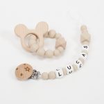 Conjunto chupetero personalizado y mordedor silicona MOMMA Toffee. Sujetachupete silicona de grado alimentario libre de BPA, PVC, Ftalatos, cadmio y plomo. Pinza de madera y cordón de nylon de alta resistencia,bajo normativa europea EN12586:2007 (A1:2011) Mordedor de silicona de grado alimentario libre de BPA, PVC, Ftalatos, cadmio y plomo. Cordón de nylon de alta resistencia,bajo normativa europea EN12586:2007 (A1:2011) con figura de madera.