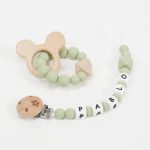 Conjunto chupetero personalizado y mordedor silicona MOMMA Verde. Sujetachupete silicona de grado alimentario libre de BPA, PVC, Ftalatos, cadmio y plomo. Pinza de madera y cordón de nylon de alta resistencia,bajo normativa europea EN12586:2007 (A1:2011) Mordedor de silicona de grado alimentario libre de BPA, PVC, Ftalatos, cadmio y plomo. Cordón de nylon de alta resistencia,bajo normativa europea EN12586:2007 (A1:2011) con figura de madera.