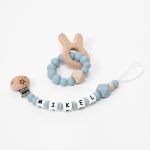 Sujetachupete silicona de grado alimentario libre de BPA, PVC, Ftalatos, cadmio y plomo. Pinza de madera y cordón de nylon de alta resistencia,bajo normativa europea EN12586:2007 (A1:2011) Personalizado Mordedor de silicona con figura de madera. Silicona de grado alimentario libre de BPA, PVC, Ftalatos, cadmio y plomo, cordón de nylon de alta resistencia,bajo normativa europea EN12586:2007 (A1:2011)