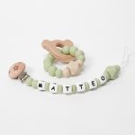 Sujetachupete silicona de grado alimentario libre de BPA, PVC, Ftalatos, cadmio y plomo. Pinza de madera y cordón de nylon de alta resistencia,bajo normativa europea EN12586:2007 (A1:2011) Personalizado Mordedor de silicona con figura de madera. Silicona de grado alimentario libre de BPA, PVC, Ftalatos, cadmio y plomo, cordón de nylon de alta resistencia,bajo normativa europea EN12586:2007 (A1:2011)