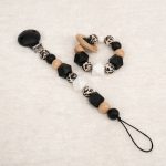 Chupetero silicona de grado alimentario libre de BPA, PVC, Ftalatos, cadmio y plomo. Pinza de silicona antibacteriana y cordón de nylon de alta resistencia,bajo normativa europea EN12586:2007 (A1:2011) Mordedor de silicona de grado alimentario libre de BPA, PVC, Ftalatos, cadmio y plomo. Cordón de nylon de alta resistencia,bajo normativa europea EN12586:2007 (A1:2011) con aro en madera natural de haya. Color negro