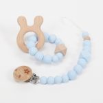 Conjunto chupetero y mordedor silicona MOMMA. Sujetachupete silicona de grado alimentario libre de BPA, PVC, Ftalatos, cadmio y plomo. Pinza de madera y cordón de nylon de alta resistencia,bajo normativa europea EN12586:2007 (A1:2011) Mordedor de silicona de grado alimentario libre de BPA, PVC, Ftalatos, cadmio y plomo. Cordón de nylon de alta resistencia,bajo normativa europea EN12586:2007 (A1:2011) con figura de madera.