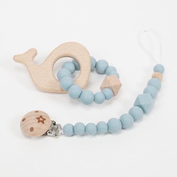 Conjunto chupetero y mordedor silicona MOMMA. Sujetachupete silicona de grado alimentario libre de BPA, PVC, Ftalatos, cadmio y plomo. Pinza de madera y cordón de nylon de alta resistencia,bajo normativa europea EN12586:2007 (A1:2011) Mordedor de silicona de grado alimentario libre de BPA, PVC, Ftalatos, cadmio y plomo. Cordón de nylon de alta resistencia,bajo normativa europea EN12586:2007 (A1:2011) con figura de madera.