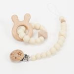 Conjunto chupetero y mordedor silicona MOMMA. Sujetachupete silicona de grado alimentario libre de BPA, PVC, Ftalatos, cadmio y plomo. Pinza de madera y cordón de nylon de alta resistencia,bajo normativa europea EN12586:2007 (A1:2011) Mordedor de silicona de grado alimentario libre de BPA, PVC, Ftalatos, cadmio y plomo. Cordón de nylon de alta resistencia,bajo normativa europea EN12586:2007 (A1:2011) con figura de madera.