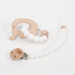 Conjunto chupetero y mordedor silicona MOMMA. Sujetachupete silicona de grado alimentario libre de BPA, PVC, Ftalatos, cadmio y plomo. Pinza de madera y cordón de nylon de alta resistencia,bajo normativa europea EN12586:2007 (A1:2011) Mordedor de silicona de grado alimentario libre de BPA, PVC, Ftalatos, cadmio y plomo. Cordón de nylon de alta resistencia,bajo normativa europea EN12586:2007 (A1:2011) con figura de madera.