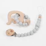 Conjunto chupetero y mordedor silicona MOMMA. Sujetachupete silicona de grado alimentario libre de BPA, PVC, Ftalatos, cadmio y plomo. Pinza de madera y cordón de nylon de alta resistencia,bajo normativa europea EN12586:2007 (A1:2011) Mordedor de silicona de grado alimentario libre de BPA, PVC, Ftalatos, cadmio y plomo. Cordón de nylon de alta resistencia,bajo normativa europea EN12586:2007 (A1:2011) con figura de madera.