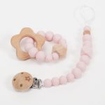 Conjunto chupetero y mordedor silicona MOMMA. Sujetachupete silicona de grado alimentario libre de BPA, PVC, Ftalatos, cadmio y plomo. Pinza de madera y cordón de nylon de alta resistencia,bajo normativa europea EN12586:2007 (A1:2011) Mordedor de silicona de grado alimentario libre de BPA, PVC, Ftalatos, cadmio y plomo. Cordón de nylon de alta resistencia,bajo normativa europea EN12586:2007 (A1:2011) con figura de madera.