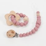 Conjunto chupetero y mordedor silicona MOMMA. Sujetachupete silicona de grado alimentario libre de BPA, PVC, Ftalatos, cadmio y plomo. Pinza de madera y cordón de nylon de alta resistencia,bajo normativa europea EN12586:2007 (A1:2011) Mordedor de silicona de grado alimentario libre de BPA, PVC, Ftalatos, cadmio y plomo. Cordón de nylon de alta resistencia,bajo normativa europea EN12586:2007 (A1:2011) con figura de madera.