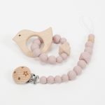Conjunto chupetero y mordedor silicona MOMMA. Sujetachupete silicona de grado alimentario libre de BPA, PVC, Ftalatos, cadmio y plomo. Pinza de madera y cordón de nylon de alta resistencia,bajo normativa europea EN12586:2007 (A1:2011) Mordedor de silicona de grado alimentario libre de BPA, PVC, Ftalatos, cadmio y plomo. Cordón de nylon de alta resistencia,bajo normativa europea EN12586:2007 (A1:2011) con figura de madera.
