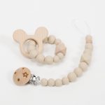 Conjunto chupetero y mordedor silicona MOMMA. Sujetachupete silicona de grado alimentario libre de BPA, PVC, Ftalatos, cadmio y plomo. Pinza de madera y cordón de nylon de alta resistencia,bajo normativa europea EN12586:2007 (A1:2011) Mordedor de silicona de grado alimentario libre de BPA, PVC, Ftalatos, cadmio y plomo. Cordón de nylon de alta resistencia,bajo normativa europea EN12586:2007 (A1:2011) con figura de madera.