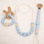 Conjunto collar lactancia de silicona, sujetachupete silicona de grado alimentario libre de BPA, PVC, Ftalatos, cadmio y plomo. Pinza de madera y cordón de nylon de alta resistencia,bajo normativa europea EN12586:2007 (A1:2011) Mordedor de silicona de grado alimentario libre de BPA, PVC, Ftalatos, cadmio y plomo. Cordón de nylon de alta resistencia,bajo normativa europea EN12586:2007 (A1:2011) con figura de conejito en madera natural de haya. Color azul celeste