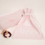 Conjunto neceser y bolsa para muda personalizado para bebé, neceser bordado en hilo sobre tela de piqué confeccionado individualmente de forma artesanal, el interior está realizado con tela especial impermeable Oxford evitando cualquier derrame al exterior en caso de apertura de envase, no existen dos iguales imprimiendo en cada uno de ellos cariño y exclusividad en su confección. Un articulo tremendamente práctico en cada salida y hogar. Medidas.- 25cm x 15cm Bolsa de muda guardería personalizada, confeccionada con tela piqué artesanalmente. Medidas.- 27cm x 37cm Telas certificadas con el sello STANDARD 100 by OEKO-TEX garantizando la ausencia de sustancias nocivas en el producto. Cuidados.- Lavado a máquina máx 30º Planchado temperatura máx 110ºC No utilizar secadora Color rosa