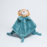 Suave doudou león, el compañero ideal de los más pequeños, se recomienda que antes de darselo al bebé la mamá lo mantenga unos minutos junto a su pecho, para que él reconozca su olor y se sienta reconfortado, todos los adornos son bordados, superficie lavable. Está fabricado en material de alta calidad muy suave y apto para el bebé. Homologación europea EN71-1- Lavado: a mano o máquina a 30° C, Se recomienda utilizar un programa y detergente suave. No utilizar secadora. Medida 25cm x 25cm
