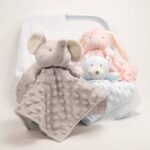 Doudou personalizado elefante, confeccionado con tejido poliéster muy suave y certificación CE. Personalizable Lavar a mano Medidas.- 28cm x 28cm Color gris