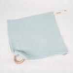 Pack regalo Hi Baby compuesto por Doudou muselina con aro de madera natural de haya, personalizado con el nombre del bebé. La muselina es una tela de algodón orgánico muy suave,manejable, cómoda, esponjosa, ligera y agradable al tacto, tambien se denomina gasa de algodón. Todas las telas que utilizamos para el doudou muselina están certificadas con el sello STANDARD 100 by OEKO-TEX® que garantiza la ausencia de sustancias nocivas en el producto, esencial para el contacto directo con la piel para bebes y niñ@s de hasta tres años. Doudou muselina de doble capa, las medidas son 30cm x 30cm. Será uno de sus juguetes favoritos a modo de doudou. Para los más pequeños es muy fácil cogerlo, agarrarlo con fuerza y manejarlo. Calmará al bebé cuando empiece con la dentición. También se puede sustituir el aro por el chupete, actuando como chupetero. Personalizado el aro de madera con el nombre del bebé, confección artesanal elaborado por Hi Baby! Este guardachupetes bebé de silicona es perfecto para conservar los chupetes limpios hasta su uso, evitar que se pierdan y lo mejor, tenerlos siempre a mano cuando se necesita, con esta funda para chupetes colocada en las asas del cochecito se podrá recuperar rápidamente el chupete de bebé sin tener que buscar en su bolsa. El portachupetes es un accesorio clave y sobretodo muy práctico en cada salida, siendo el lugar ideal para guardar y mantenerlo siempre alejado de gérmenes y bacterias. El portachupetes para bebé es un accesorio esencial para muchos padres, ya que permite llevar y almacenar los chupetes del bebé de manera higiénica y organizada, puede guardar hasta 2 chupetes, y así disponer de un segundo chupete de repuesto, su tamaño compacto permite guardarla en cualquier bolsillo, pero si lo cuelgas del carro, lo agradecerás. Su correa de silicona facilita el transporte y evita que se pierda, puede ser útil para colgar el portachupetes del cochecito, de la bolsa del pañal o la muñeca del adult