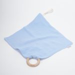 Doudou muselina con aro de madera natural de haya personalizado. La muselina es una tela de algodón orgánico muy suave,manejable, cómoda, esponjosa, ligera y agradable al tacto, tambien se denomina gasa de algodón. Todas las telas que utilizamos para el doudou muselina están certificadas con el sello STANDARD 100 by OEKO-TEX® que garantiza la ausencia de sustancias nocivas en el producto, esencial para el contacto directo con la piel para bebes y niñ@s de hasta tres años. Doudou muselina de doble capa, las medidas son 30cm x 30cm. Será uno de sus juguetes favoritos a modo de doudou. Para los más pequeños es muy fácil cogerlo, agarrarlo con fuerza y manejarlo. Calmará al bebé cuando empiece con la dentición. También puede utilizarse como chupetero. Confección artesanal elaborado por Hi Baby!