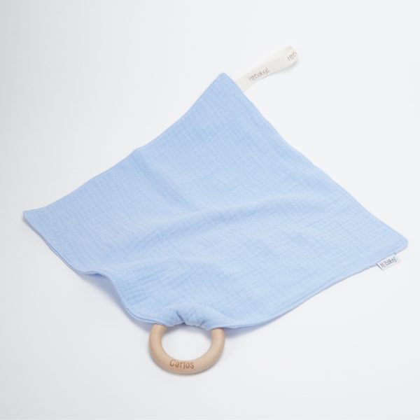 Doudou muselina con aro de madera natural de haya personalizado. La muselina es una tela de algodón orgánico muy suave,manejable, cómoda, esponjosa, ligera y agradable al tacto, tambien se denomina gasa de algodón. Todas las telas que utilizamos para el doudou muselina están certificadas con el sello STANDARD 100 by OEKO-TEX® que garantiza la ausencia de sustancias nocivas en el producto, esencial para el contacto directo con la piel para bebes y niñ@s de hasta tres años. Doudou muselina de doble capa, las medidas son 30cm x 30cm. Será uno de sus juguetes favoritos a modo de doudou. Para los más pequeños es muy fácil cogerlo, agarrarlo con fuerza y manejarlo. Calmará al bebé cuando empiece con la dentición. También puede utilizarse como chupetero. Confección artesanal elaborado por Hi Baby!