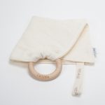 Doudou muselina con aro de madera natural de haya personalizado. La muselina es una tela de algodón orgánico muy suave,manejable, cómoda, esponjosa, ligera y agradable al tacto, tambien se denomina gasa de algodón. Todas las telas que utilizamos para el doudou muselina están certificadas con el sello STANDARD 100 by OEKO-TEX® que garantiza la ausencia de sustancias nocivas en el producto, esencial para el contacto directo con la piel para bebes y niñ@s de hasta tres años. Doudou muselina de doble capa, las medidas son 30cm x 30cm. Será uno de sus juguetes favoritos a modo de doudou. Para los más pequeños es muy fácil cogerlo, agarrarlo con fuerza y manejarlo. Calmará al bebé cuando empiece con la dentición. También puede utilizarse como chupetero. Confección artesanal elaborado por Hi Baby!