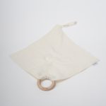 Doudou muselina con aro de madera natural de haya personalizado. La muselina es una tela de algodón orgánico muy suave,manejable, cómoda, esponjosa, ligera y agradable al tacto, tambien se denomina gasa de algodón. Todas las telas que utilizamos para el doudou muselina están certificadas con el sello STANDARD 100 by OEKO-TEX® que garantiza la ausencia de sustancias nocivas en el producto, esencial para el contacto directo con la piel para bebes y niñ@s de hasta tres años. Doudou muselina de doble capa, las medidas son 30cm x 30cm. Será uno de sus juguetes favoritos a modo de doudou. Para los más pequeños es muy fácil cogerlo, agarrarlo con fuerza y manejarlo. Calmará al bebé cuando empiece con la dentición. También puede utilizarse como chupetero. Confección artesanal elaborado por Hi Baby!