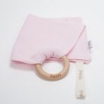 Doudou muselina con aro de madera natural de haya personalizado. La muselina es una tela de algodón orgánico muy suave,manejable, cómoda, esponjosa, ligera y agradable al tacto, tambien se denomina gasa de algodón. Todas las telas que utilizamos para el doudou muselina están certificadas con el sello STANDARD 100 by OEKO-TEX® que garantiza la ausencia de sustancias nocivas en el producto, esencial para el contacto directo con la piel para bebes y niñ@s de hasta tres años. Doudou muselina de doble capa, las medidas son 30cm x 30cm. Será uno de sus juguetes favoritos a modo de doudou. Para los más pequeños es muy fácil cogerlo, agarrarlo con fuerza y manejarlo. Calmará al bebé cuando empiece con la dentición. También puede utilizarse como chupetero. Confección artesanal elaborado por Hi Baby!