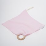 Doudou muselina con aro de madera natural de haya personalizado. La muselina es una tela de algodón orgánico muy suave,manejable, cómoda, esponjosa, ligera y agradable al tacto, tambien se denomina gasa de algodón. Todas las telas que utilizamos para el doudou muselina están certificadas con el sello STANDARD 100 by OEKO-TEX® que garantiza la ausencia de sustancias nocivas en el producto, esencial para el contacto directo con la piel para bebes y niñ@s de hasta tres años. Doudou muselina de doble capa, las medidas son 30cm x 30cm. Será uno de sus juguetes favoritos a modo de doudou. Para los más pequeños es muy fácil cogerlo, agarrarlo con fuerza y manejarlo. Calmará al bebé cuando empiece con la dentición. También puede utilizarse como chupetero. Confección artesanal elaborado por Hi Baby!