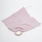 Doudou muselina con aro de madera natural de haya personalizado. La muselina es una tela de algodón orgánico muy suave,manejable, cómoda, esponjosa, ligera y agradable al tacto, tambien se denomina gasa de algodón. Todas las telas que utilizamos para el doudou muselina están certificadas con el sello STANDARD 100 by OEKO-TEX® que garantiza la ausencia de sustancias nocivas en el producto, esencial para el contacto directo con la piel para bebes y niñ@s de hasta tres años. Doudou muselina de doble capa, las medidas son 30cm x 30cm. Será uno de sus juguetes favoritos a modo de doudou. Para los más pequeños es muy fácil cogerlo, agarrarlo con fuerza y manejarlo. Calmará al bebé cuando empiece con la dentición. También puede utilizarse como chupetero. Confección artesanal elaborado por Hi Baby!