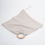 Doudou muselina con aro de madera natural de haya personalizado. La muselina es una tela de algodón orgánico muy suave,manejable, cómoda, esponjosa, ligera y agradable al tacto, tambien se denomina gasa de algodón. Todas las telas que utilizamos para el doudou muselina están certificadas con el sello STANDARD 100 by OEKO-TEX® que garantiza la ausencia de sustancias nocivas en el producto, esencial para el contacto directo con la piel para bebes y niñ@s de hasta tres años. Doudou muselina de doble capa, las medidas son 30cm x 30cm. Será uno de sus juguetes favoritos a modo de doudou. Para los más pequeños es muy fácil cogerlo, agarrarlo con fuerza y manejarlo. Calmará al bebé cuando empiece con la dentición. También puede utilizarse como chupetero. Confección artesanal elaborado por Hi Baby!