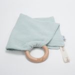 Doudou muselina con aro de madera natural de haya personalizado. La muselina es una tela de algodón orgánico muy suave,manejable, cómoda, esponjosa, ligera y agradable al tacto, tambien se denomina gasa de algodón. Todas las telas que utilizamos para el doudou muselina están certificadas con el sello STANDARD 100 by OEKO-TEX® que garantiza la ausencia de sustancias nocivas en el producto, esencial para el contacto directo con la piel para bebes y niñ@s de hasta tres años. Doudou muselina de doble capa, las medidas son 30cm x 30cm. Será uno de sus juguetes favoritos a modo de doudou. Para los más pequeños es muy fácil cogerlo, agarrarlo con fuerza y manejarlo. Calmará al bebé cuando empiece con la dentición. También puede utilizarse como chupetero. Confección artesanal elaborado por Hi Baby!