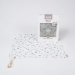 Doudou muselina con mordedor de silicona Bibs La muselina es una tela de algodón orgánico muy suave,manejable, cómoda, esponjosa, ligera y agradable al tacto, tambien se denomina gasa de algodón. Todas las telas que utilizamos para el doudou muselina están certificadas con el sello STANDARD 100 by OEKO-TEX® que garantiza la ausencia de sustancias nocivas en el producto, esencial para el contacto directo con la piel para bebes y niñ@s de hasta tres años. Doudou muselina de doble capa, las medidas son 30cm x 30cm. Será uno de sus juguetes favoritos a modo de doudou. Para los más pequeños es muy fácil cogerlo, agarrarlo con fuerza y manejarlo. Calmará al bebé cuando empiece con la dentición. Confección artesanal elaborado por Hi Baby! Mordedor BIBS fabricado con poliuretano termoplástico TPU material de grado alimentario elástico,flexible y suave al tacto sin BPA, PVC y Ftalatos. Conforme a normativa europea EN71-1 / EN71-2 / EN71-3 No utilizar microondas para su limpieza, esterilización en agua hirviendo. Figura de estrella Medidas.- 6,4cm x 11,2cm x 1.6cm