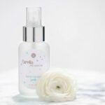 Eau de Cologne Petits 50 ml Deliciosa Agua de Colonia floral, tierna y alegre, con una suave fragancia de nerolí, flor de azahar y muguet, su fondo, fresco y ligeramente empolvado. Agua de colonia baja en alcohol tierna y alegre con una suave fragancia de nerolí, flor de azahar y muguet, su fondo fresco y ligeramente apolvado. Tan deliciosa que la querrás llevar incluso tú. Fragancia sin alérgenos. Suficientemente suave para uso diario. En bebés es recomendable perfumar su ropita o el cepillo del cabello No deja mancha. Dermatológicamente testada. Clínicamente probado para piel sensible y atópica. 50 ml. CN 171784.9 INGREDIENTES.- - Aqua. - Alcohol denat, procedente de la caña de azúcar - Fragrance (parfum), libre de alérgenos y sin componentes sintéticos agresivos. Nuestros productos no contienen derivados del petróleo, siliconas, sulfatos, colorantes, aceites minerales, Peg’s, ftalatos, y están formulados con conservantes sin parabenos , con tensioactivos suaves y perfume sin alérgenos. El olor de las flores, del amor y de momentos inolvidables y únicos. Un aroma que crea recuerdos para llevar siempre en el corazón. COMO USAR.- Perfumar o refrescar con unas gotas sobre la piel o el cabello del niño. En los bebés no aplicar directamente sobre la piel, es recomendable poner un poco en la palma de la mano, y a continuación aplicar preferentemente en su ropita o cepillo para perfumarlo. No deja mancha. Exclusivamente para uso externo.