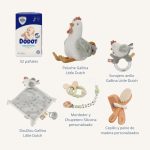 Tarta de pañales de tres pisos compuesta por 52 unidades marca Dodot Sensitive T2, peluche principal gallina colección pequeña granja de Little Dutch 17cm., sonajero anillo gallina colección pequeña granja de Little Dutch, sujeta chupetes de silicona personalizado Momma, Doudou gallina colección pequeña granja de Little Dutch, mordedor de silicona bebé con figura de madera natural de haya, Cepillo y peine de madera personalizados con el nombre del bebé. Dimensiones aprox. altura 48cm x 26cm ancho. Color Verde