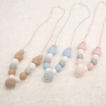 Collar de lactancia de crochet y silicona de grado alimentario libre de BPA, PVC, Ftalatos, cadmio y plomo con cordón de nylon de alta resistencia, bajo normativa europea EN12586:2007 (A1:2011) Cierre de seguridad con facil apertura. Medida aprox. 35cm Color marrón, azul y rosa