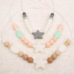 Collar de silicona de grado alimentario libre de BPA, PVC, Ftalatos, cadmio y plomo con cordón de nylon de alta resistencia, bajo normativa europea EN12586:2007 (A1:2011) Cierre de seguridad con facil apertura. Medida aprox. 35cm Color gris, salmón y toffe