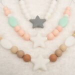 Collar de silicona de grado alimentario libre de BPA, PVC, Ftalatos, cadmio y plomo con cordón de nylon de alta resistencia, bajo normativa europea EN12586:2007 (A1:2011) Cierre de seguridad con facil apertura. Medida aprox. 35cm Color gris, salmón y toffe