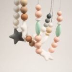 Collar de silicona de grado alimentario libre de BPA, PVC, Ftalatos, cadmio y plomo con cordón de nylon de alta resistencia, bajo normativa europea EN12586:2007 (A1:2011) Cierre de seguridad con facil apertura. Medida aprox. 35cm Color gris, salmón y toffe