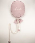 Globo de tela confeccionado artesanalmente con tejido muselina, cada unidad está personalizada adquiriendo la exclusividad y caracter único en cada una de ellas al estar realizadas a mano. El nombre está bordado en hilo Trabilla trasera para fácil instalación en pared Dimensiones .- Alto : 50cm / Ancho : 30cm Cordón 100cm X 10mm. Longitud total incluido cordón 103cm Composición Tejido principal 100% Algodón muselina Relleno 100% poliester Cordón elaborado en algodón Color rosa oscuro