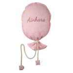 Globo de tela confeccionado artesanalmente con tejido waffle, cada unidad está personalizada adquiriendo la exclusividad y caracter único en cada una de ellas al estar realizadas a mano. El nombre está bordado en hilo Trabilla trasera para fácil instalación en pared Dimensiones .- Alto : 50cm / Ancho : 30cm Cordón 100cm X 10mm. Longitud total incluido cordón 103cm Composición Tejido principal 100% Algodón waffle Relleno 100% poliester Cordón elaborado en algodón Color rosa