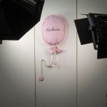 Globo de tela confeccionado artesanalmente con tejido waffle, cada unidad está personalizada adquiriendo la exclusividad y caracter único en cada una de ellas al estar realizadas a mano. El nombre está bordado en hilo Trabilla trasera para fácil instalación en pared Dimensiones .- Alto : 50cm / Ancho : 30cm Cordón 100cm X 10mm. Longitud total incluido cordón 103cm Composición Tejido principal 100% Algodón waffle Relleno 100% poliester Cordón elaborado en algodón Color rosa