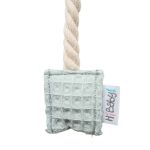 Globo de tela confeccionado artesanalmente con tejido waffle, cada unidad está personalizada adquiriendo la exclusividad y caracter único en cada una de ellas al estar realizadas a mano. El nombre está bordado en hilo Trabilla trasera para fácil instalación en pared Dimensiones .- Alto : 50cm / Ancho : 30cm Cordón 100cm X 10mm. Longitud total incluido cordón 103cm Composición Tejido principal 100% Algodón waffle Relleno 100% poliester Cordón elaborado en algodón Color verde