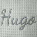 Globo de tela confeccionado artesanalmente con tejido waffle, cada unidad está personalizada adquiriendo la exclusividad y caracter único en cada una de ellas al estar realizadas a mano. El nombre está bordado en hilo Trabilla trasera para fácil instalación en pared Dimensiones .- Alto : 50cm / Ancho : 30cm Cordón 100cm X 10mm. Longitud total incluido cordón 103cm Composición Tejido principal 100% Algodón waffle Relleno 100% poliester Cordón elaborado en algodón Color verde