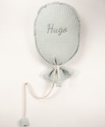 Globo de tela confeccionado artesanalmente con tejido muselina, cada unidad está personalizada adquiriendo la exclusividad y caracter único en cada una de ellas al estar realizadas a mano. El nombre está bordado en hilo Trabilla trasera para fácil instalación en pared Dimensiones .- Alto : 50cm / Ancho : 30cm Cordón 100cm X 10mm. Longitud total incluido cordón 103cm Composición Tejido principal 100% Algodón muselina Relleno 100% poliester Cordón elaborado en algodón Color verde