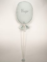 Globo de tela confeccionado artesanalmente con tejido muselina, cada unidad está personalizada adquiriendo la exclusividad y caracter único en cada una de ellas al estar realizadas a mano. El nombre está bordado en hilo Trabilla trasera para fácil instalación en pared Dimensiones .- Alto : 50cm / Ancho : 30cm Cordón 100cm X 10mm. Longitud total incluido cordón 103cm Composición Tejido principal 100% Algodón muselina Relleno 100% poliester Cordón elaborado en algodón Color verde