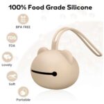 Este guardachupetes bebé de silicona es perfecto para conservar los chupetes limpios hasta su uso, evitar que se pierdan y lo mejor, tenerlos siempre a mano cuando se necesita, con esta funda para chupetes colocada en las asas del cochecito se podrá recuperar rápidamente el chupete de bebé sin tener que buscar en su bolsa. El portachupetes es un accesorio clave y sobretodo muy práctico en cada salida, siendo el lugar ideal para guardar y mantenerlo siempre alejado de gérmenes y bacterias. El portachupetes para bebé es un accesorio esencial para muchos padres, ya que permite llevar y almacenar los chupetes del bebé de manera higiénica y organizada, puede guardar hasta 2 chupetes, y así disponer de un segundo chupete de repuesto, su tamaño compacto permite guardarla en cualquier bolsillo, pero si lo cuelgas del carro, lo agradecerás. Su correa de silicona facilita el transporte y evita que se pierda, puede ser útil para colgar el portachupetes del cochecito, de la bolsa del pañal o la muñeca del adulto para tenerlo siempre a mano. MATERIAL: Fabricado con silicona de grado alimentario 100% libre de BPA, lo que significa que es seguro para estar en contacto con alimentos. El tacto de éste producto es sedoso y muy agradable al contacto con la piel, su diseño sin cremalleras ni piezas de plástico garantiza una mayor seguridad. La silicona es un material resistente, duradero y fácil de limpiar. Se puede lavar en el lavavajillas o a mano con agua tibia y jabón. Medidas.- 8cm x 8cm x 6cm Peso.- 40 grs. El estuche para chupete bebé proporciona practicidad y funcionalidad, un detalle a tener siempre en cuenta en baby showers o cumpleaños, muestra tu cariño a los nuevos padres regalandoles éste útil accesorio que les facilitará la vida.