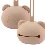 Este guardachupetes bebé de silicona es perfecto para conservar los chupetes limpios hasta su uso, evitar que se pierdan y lo mejor, tenerlos siempre a mano cuando se necesita, con esta funda para chupetes colocada en las asas del cochecito se podrá recuperar rápidamente el chupete de bebé sin tener que buscar en su bolsa. El portachupetes es un accesorio clave y sobretodo muy práctico en cada salida, siendo el lugar ideal para guardar y mantenerlo siempre alejado de gérmenes y bacterias. El portachupetes para bebé es un accesorio esencial para muchos padres, ya que permite llevar y almacenar los chupetes del bebé de manera higiénica y organizada, puede guardar hasta 2 chupetes, y así disponer de un segundo chupete de repuesto, su tamaño compacto permite guardarla en cualquier bolsillo, pero si lo cuelgas del carro, lo agradecerás. Su correa de silicona facilita el transporte y evita que se pierda, puede ser útil para colgar el portachupetes del cochecito, de la bolsa del pañal o la muñeca del adulto para tenerlo siempre a mano. MATERIAL: Fabricado con silicona de grado alimentario 100% libre de BPA, lo que significa que es seguro para estar en contacto con alimentos. El tacto de éste producto es sedoso y muy agradable al contacto con la piel, su diseño sin cremalleras ni piezas de plástico garantiza una mayor seguridad. La silicona es un material resistente, duradero y fácil de limpiar. Se puede lavar en el lavavajillas o a mano con agua tibia y jabón. Medidas.- 8cm x 8cm x 6cm Peso.- 40 grs. El estuche para chupete bebé proporciona practicidad y funcionalidad, un detalle a tener siempre en cuenta en baby showers o cumpleaños, muestra tu cariño a los nuevos padres regalandoles éste útil accesorio que les facilitará la vida.
