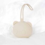Pack regalo Hi Baby compuesto por Doudou muselina con aro de madera natural de haya, personalizado con el nombre del bebé. La muselina es una tela de algodón orgánico muy suave,manejable, cómoda, esponjosa, ligera y agradable al tacto, tambien se denomina gasa de algodón. Todas las telas que utilizamos para el doudou muselina están certificadas con el sello STANDARD 100 by OEKO-TEX® que garantiza la ausencia de sustancias nocivas en el producto, esencial para el contacto directo con la piel para bebes y niñ@s de hasta tres años. Doudou muselina de doble capa, las medidas son 40cm x 40cm. Será uno de sus juguetes favoritos a modo de doudou. Para los más pequeños es muy fácil cogerlo, agarrarlo con fuerza y manejarlo. Calmará al bebé cuando empiece con la dentición. También se puede sustituir el aro por el chupete, actuando como chupetero. Personalizado el aro de madera con el nombre del bebé, confección artesanal elaborado por Hi Baby! Este guardachupetes bebé de silicona es perfecto para conservar los chupetes limpios hasta su uso, evitar que se pierdan y lo mejor, tenerlos siempre a mano cuando se necesita, con esta funda para chupetes colocada en las asas del cochecito se podrá recuperar rápidamente el chupete de bebé sin tener que buscar en su bolsa. El portachupetes es un accesorio clave y sobretodo muy práctico en cada salida, siendo el lugar ideal para guardar y mantenerlo siempre alejado de gérmenes y bacterias. El portachupetes para bebé es un accesorio esencial para muchos padres, ya que permite llevar y almacenar los chupetes del bebé de manera higiénica y organizada, puede guardar hasta 2 chupetes, y así disponer de un segundo chupete de repuesto, su tamaño compacto permite guardarla en cualquier bolsillo, pero si lo cuelgas del carro, lo agradecerás. Su correa de silicona facilita el transporte y evita que se pierda, puede ser útil para colgar el portachupetes del cochecito, de la bolsa del pañal o la muñeca del adult
