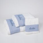 Toalla de rizo americano 100% algodón; 550 gr. metro cuadrado con gran cálidad de absorción y muy esponjosa caracterizandose por su suavidad natural.; Al no utilizar suavizantes en su producción permite una alta absorción desde el primer uso.; Para mantener su aspecto se recomienda no usar suavizantes en el lavado y secar en secadora.; Combinada con Waffle algodón de color azul jean; Personalizable; Medidas :; Toalla Grande; 70 x 140cm.; Toalla Mediana; 50 x 100cm.; Toalla Pequeña; 33 x 50cm.; Elaboración artesanal, personalizadas.